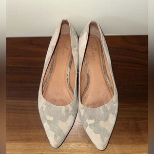 Caslon Luna Pointy Toe Flat In Natural Camo Suede